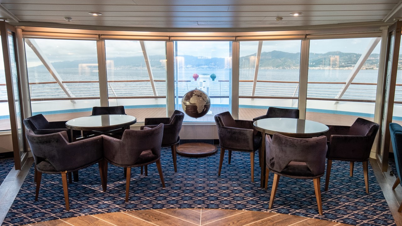 Star Breeze -  The Yacht Club and Library